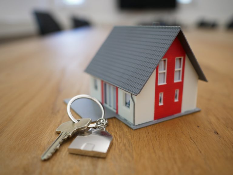 איחור במסירת דירה מקבלן - פיצוי לפי חוק מכר (דירות)